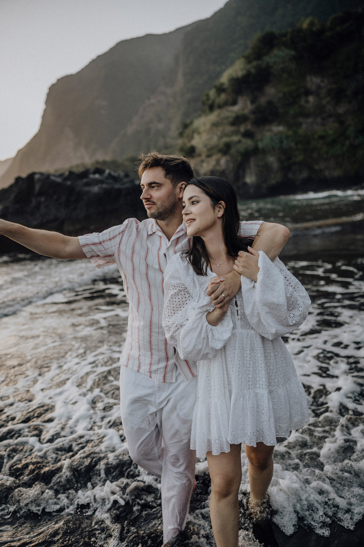 Sesja na Maderze. Para młoda na sesji poślubnej na Seixal Beach na Maderze o wschodzie słońca, idąca brzegiem oceanu, romantyczne zdjęcie plenerowe uchwycone przez Camera Folks Wedding Photo & Video