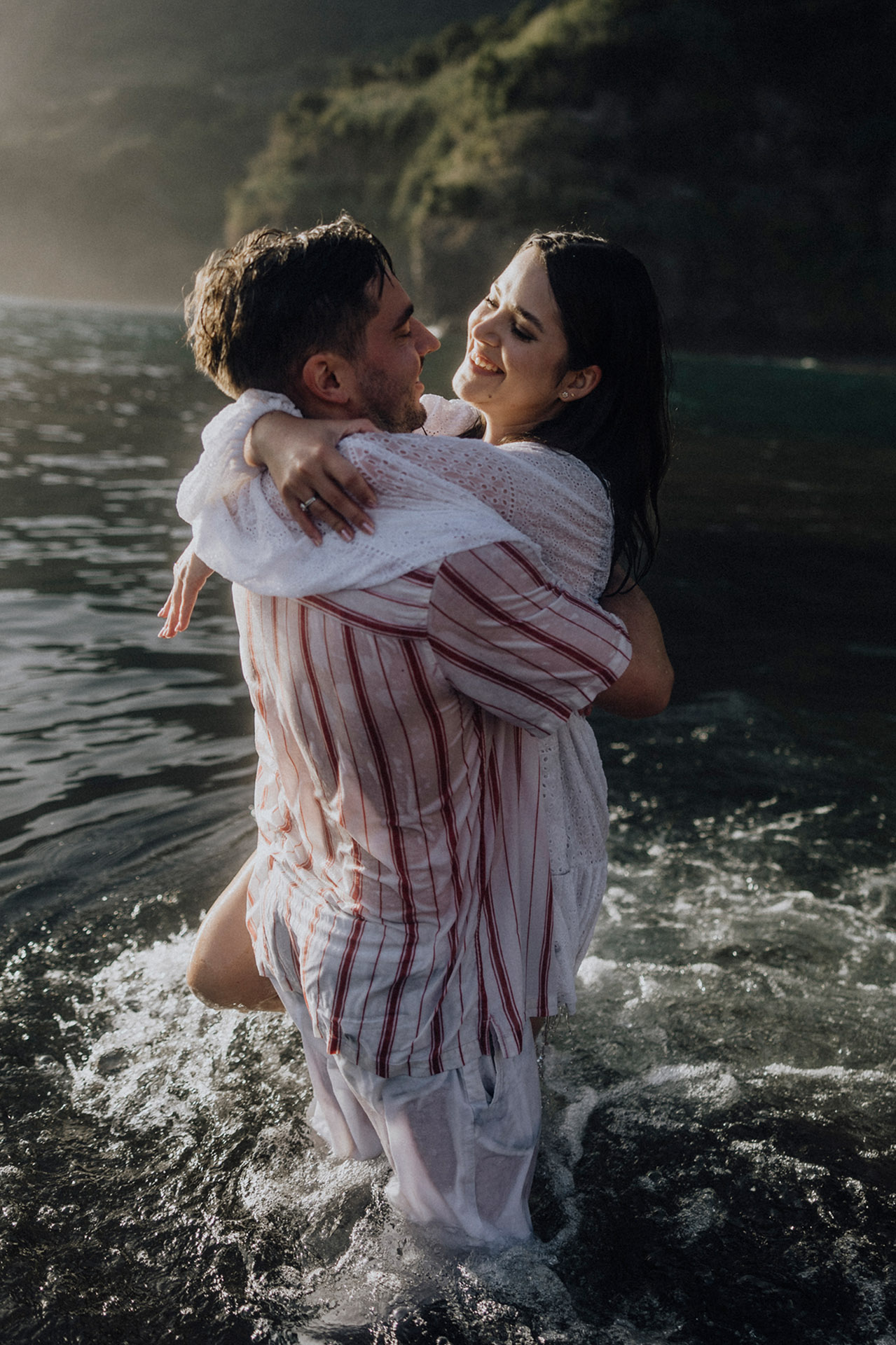 Sesja na Maderze. Szczęśliwa para młoda obejmująca się w oceanie podczas sesji poślubnej, woda sięga kolan, uśmiechy, Madera. Uchwycone przez duet Camera Folks Wedding Photo & Video