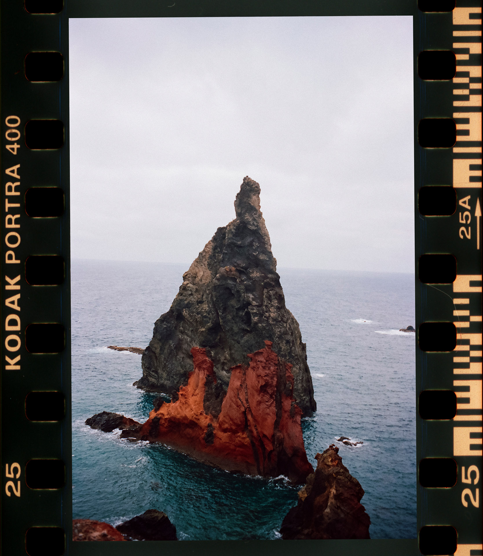 Skan negatywu Kodak Portra 400 przedstawiający skalistą formację na Ponta de São Lourenço, Madera, ocean, analogowa fotografia krajobrazowa