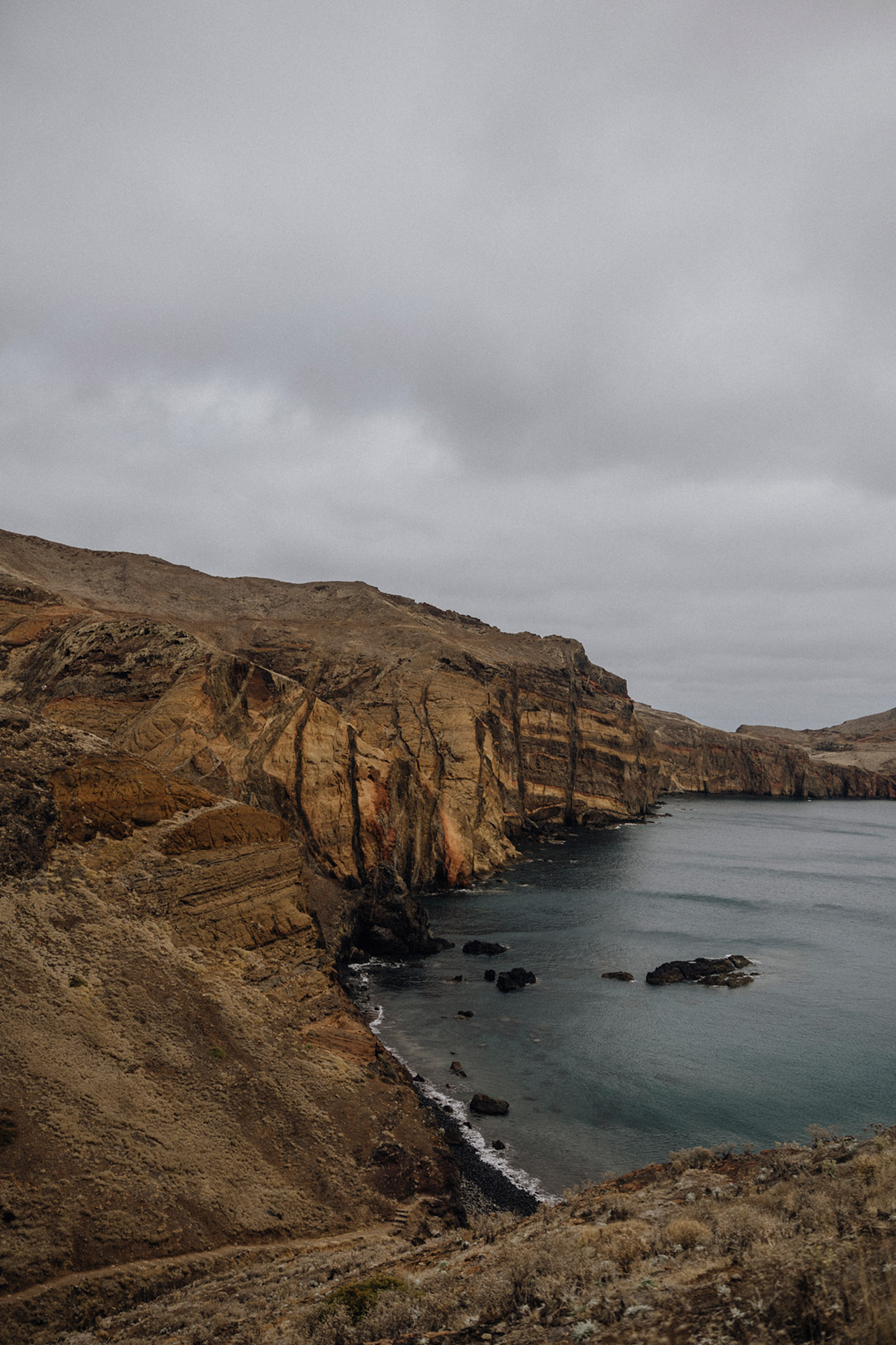 Panoramiczny widok na klify Ponta de São Lourenço na Maderze, zatoka, skalisty brzeg, pochmurne niebo, fotografia krajobrazowa.