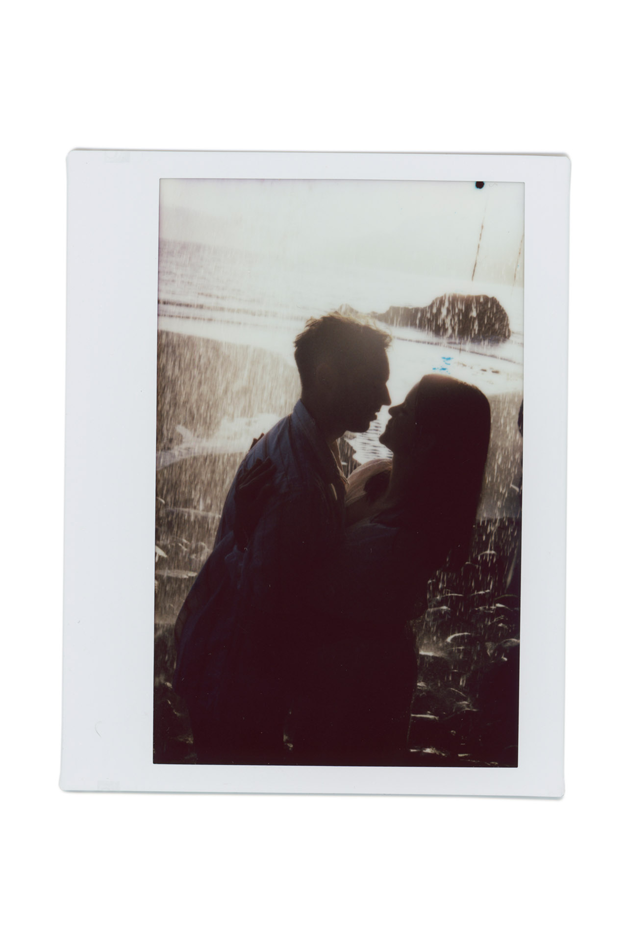 Skan Polaroida z parą młodą pod wodospadem Cascata dos Anjos na Maderze, romantyczne sylwetki w świetle, analogowa sesja poślubna by Camera Folks Wedding Photo & Video