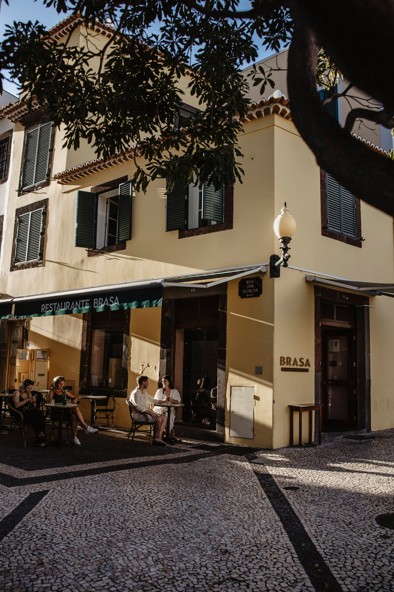 Fasada restauracji 'BRASA' w Funchal na Maderze, uliczka miejska, architekturę miasta, fotografia miejska by Camera Folks Wedding Photo & Video.