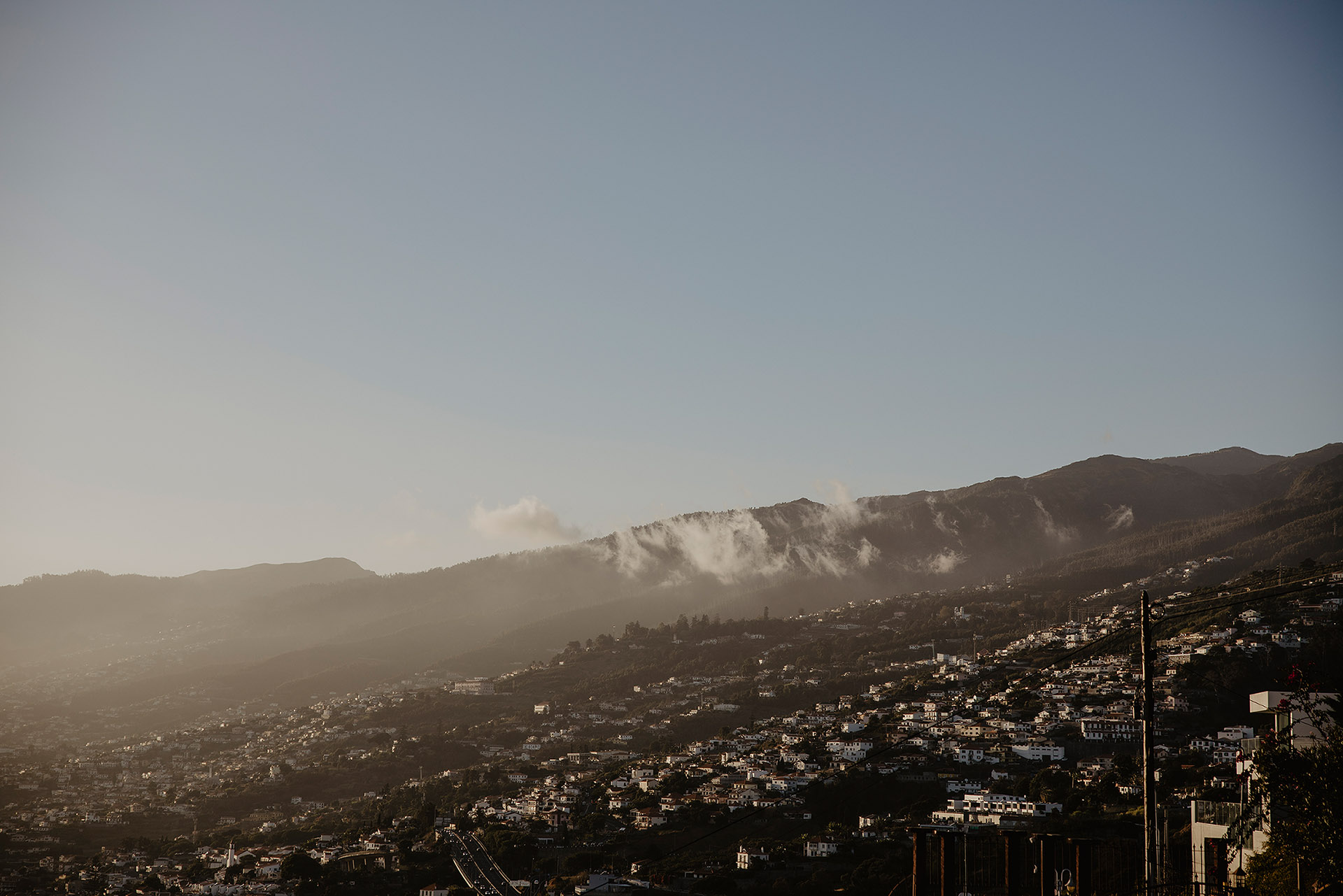 Widok panoramiczny na Funchal, Madera, z Miradouro das Neves, z miastem i górami w tle, fotografia krajobrazowa by Camera Folks Wedding Photo & Video.