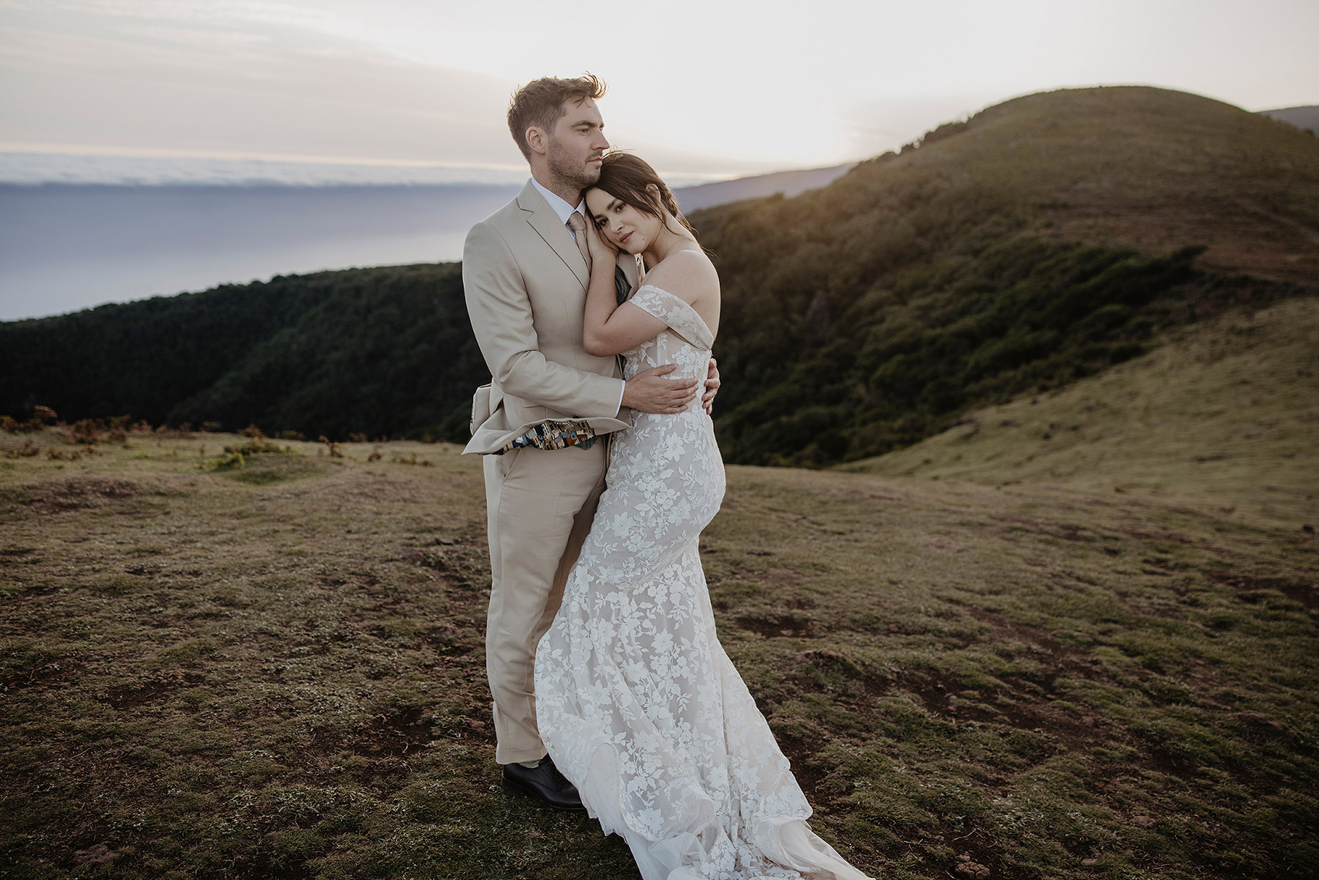 K&D w lesie Fanal na Maderze o wschodzie słońca, obejmujący się w mglistym krajobrazie, sesja poślubna by Camera Folks Wedding Photo & Video.