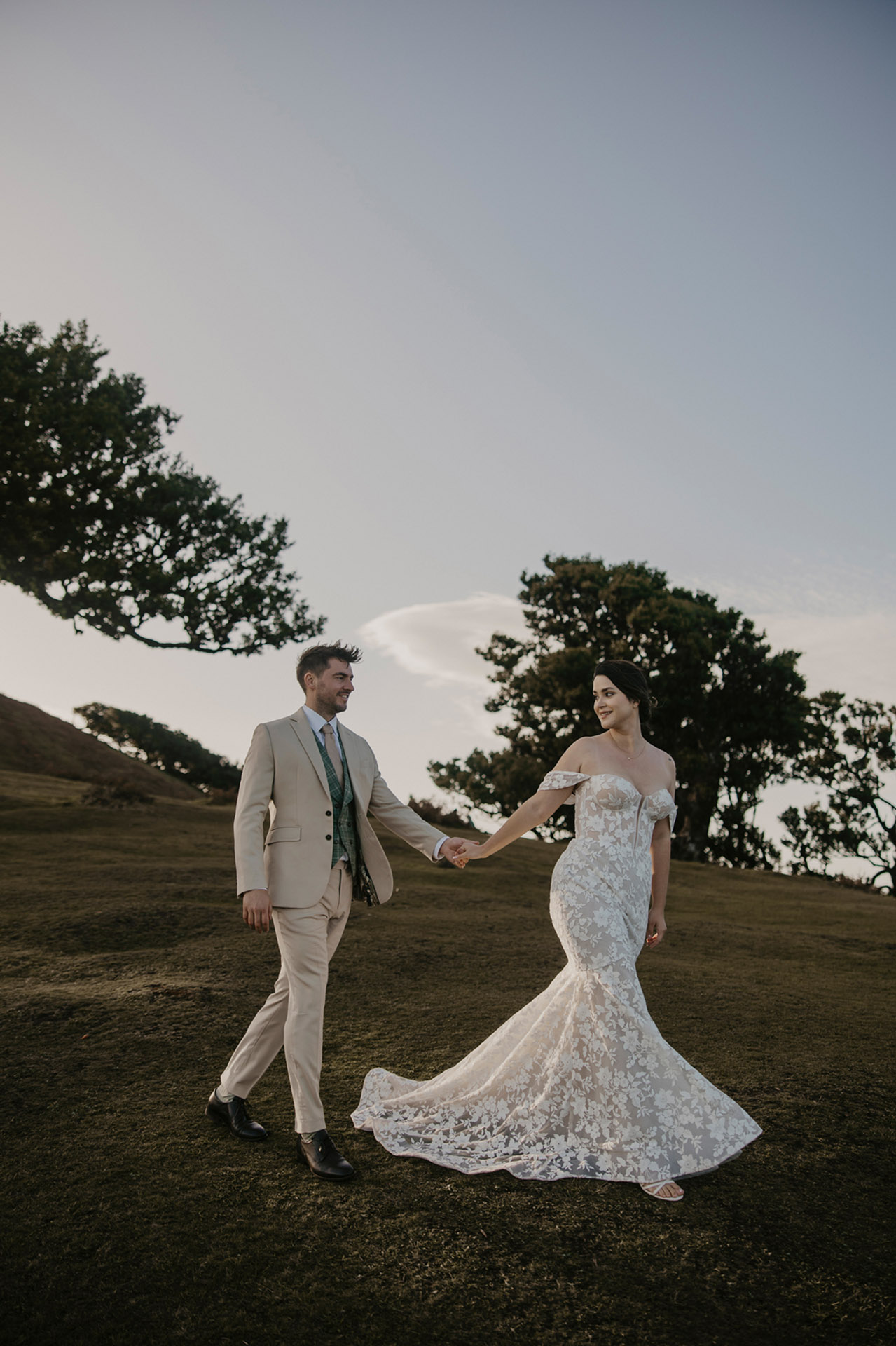 K&D w strojach ślubnych spacerujący po Lesie Fanal na Maderze, trzymający się za ręce, sesja poślubna, wschód słońca by Camera Folks Wedding Photo & Video.