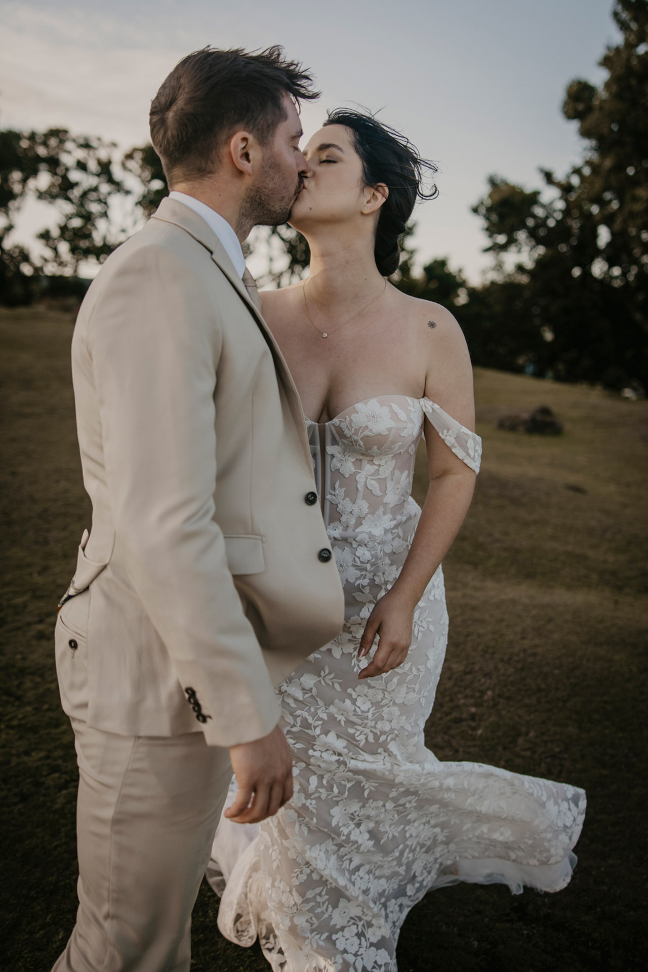 K&D w strojach ślubnych, on całuje ją w czoło, intymne zbliżenie, mgliste tło, las Fanal, sesja poślubna Madera by Camera Folks Wedding Photo & Video.