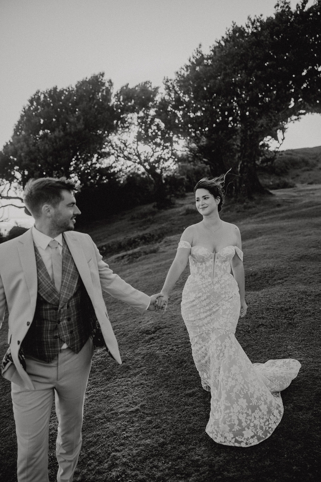 Sesja poślubna K&D, idący pod rękę po zboczu w Lesie Fanal na Maderze, ujęcie czarno-białe, sesja poślubna by Camera Folks Wedding Photo & Video.